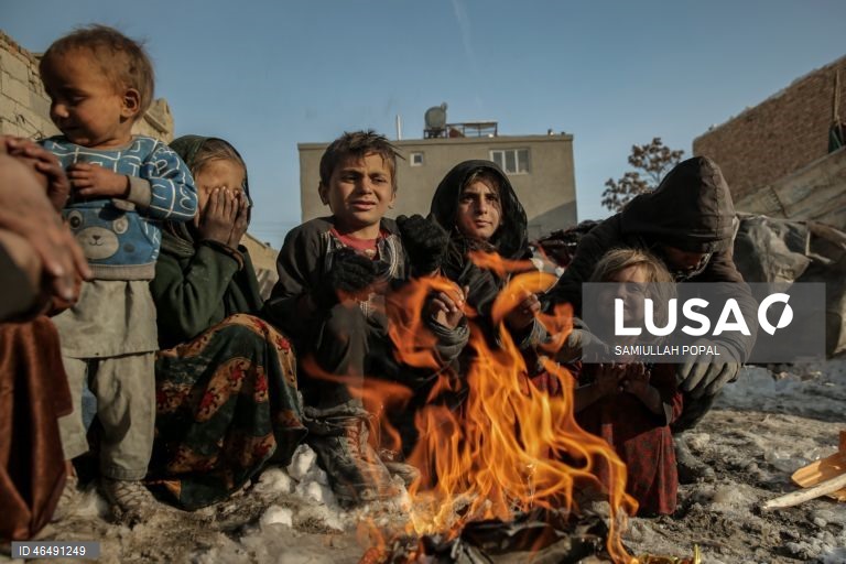 Afganistão: Famílias deslocadas vivem em abrigos temporários durante o inverno rigoroso em Cabul