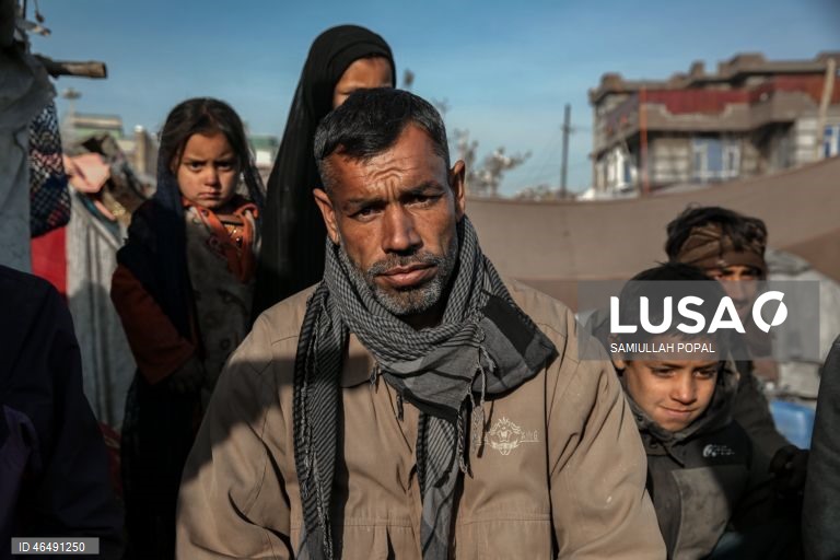 Afganistão: Famílias deslocadas vivem em abrigos temporários durante o inverno rigoroso em Cabul