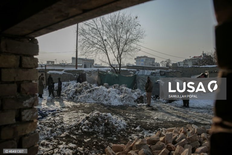 Afganistão: Famílias deslocadas vivem em abrigos temporários durante o inverno rigoroso em Cabul