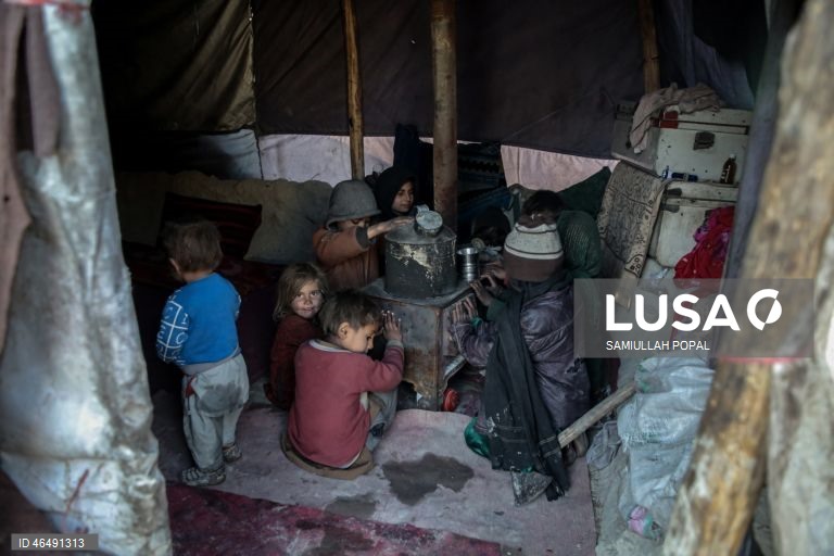 Afganistão: Famílias deslocadas vivem em abrigos temporários durante o inverno rigoroso em Cabul