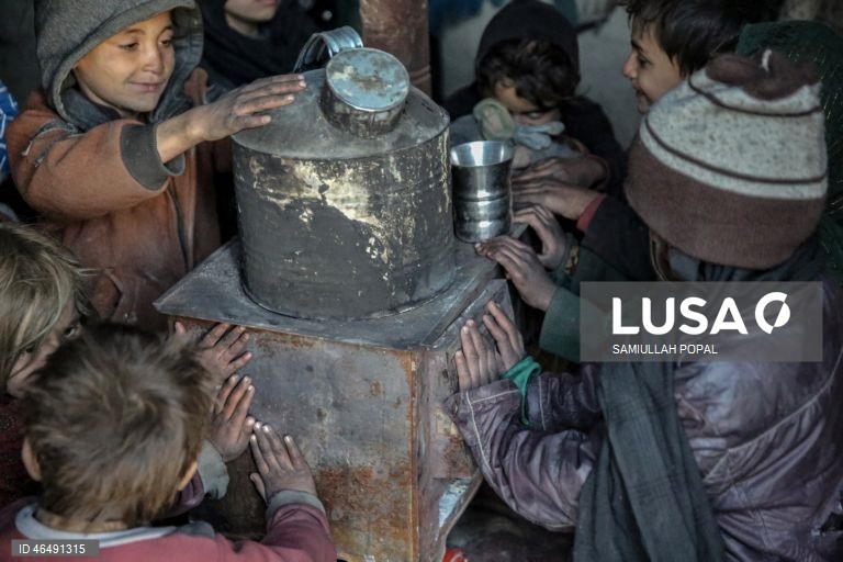 Afganistão: Famílias deslocadas vivem em abrigos temporários durante o inverno rigoroso em Cabul