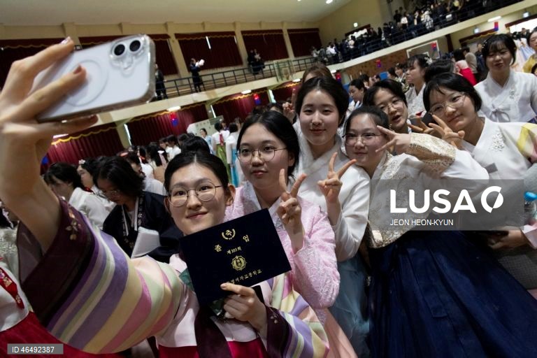 Coreia do Sul: Formatura do ensino secundário e cerimónia de maioridade