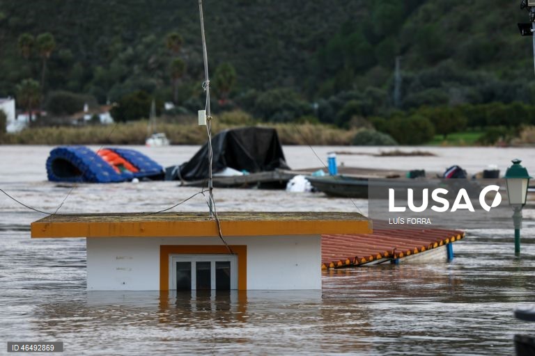 A zona ribeirinha de Alcoutim ficou inundada devido às descargas efetuadas nas barragens de Alqueva e Pedrógão, causadas pelo mau tempo, 05 de fevereiro de 2026. Onze pessoas morreram em Portugal desde a semana passada na sequência da passagem das depressões Kristin e Leonardo, que provocaram também algumas centenas de feridos e desalojados. LUÍS FORRA/LUSA