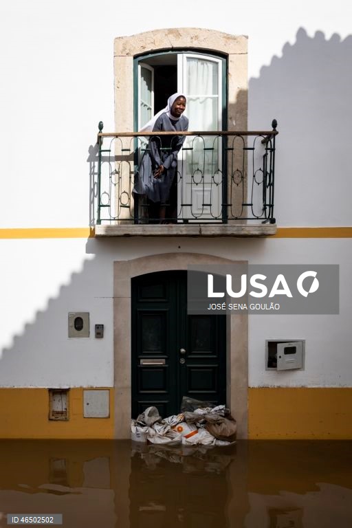 Cheias em Alcácer do Sal.Treze pessoas morreram em Portugal desde a semana passada na sequência da passagem das depressões Kristin e Leonardo, que provocaram também muitas centenas de feridos e desalojados. 