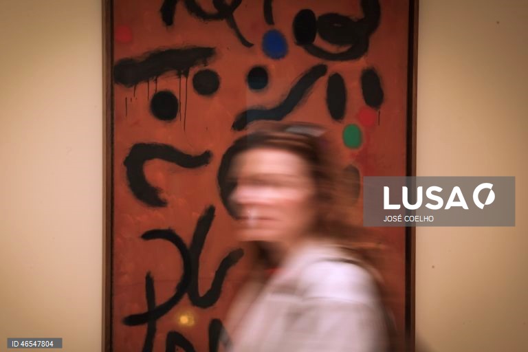 Visita de imprensa e inauguração da exposição "Afinidades Coletivas: Joan Miró e a Arte Contemporânea na Coleção do Museu de Serralves ", Museu de Serralves, Porto, 12 de fevereiro de 2026. Dividida em 09 capítulos, a exposição volta a mostrar a Coleção Miró depositada em Serralves, desta vez em diálogo com obras de Helena Almeida, Marcel Broodthaers, Pedro Calapez, Luisa Cunha, Ana Hatherly, Anselm Kiefer, Robert Morris, Julião Sarmento, Thomas Schütte ou Angelo de Sousa. JOSÉ COELHO/LUSA