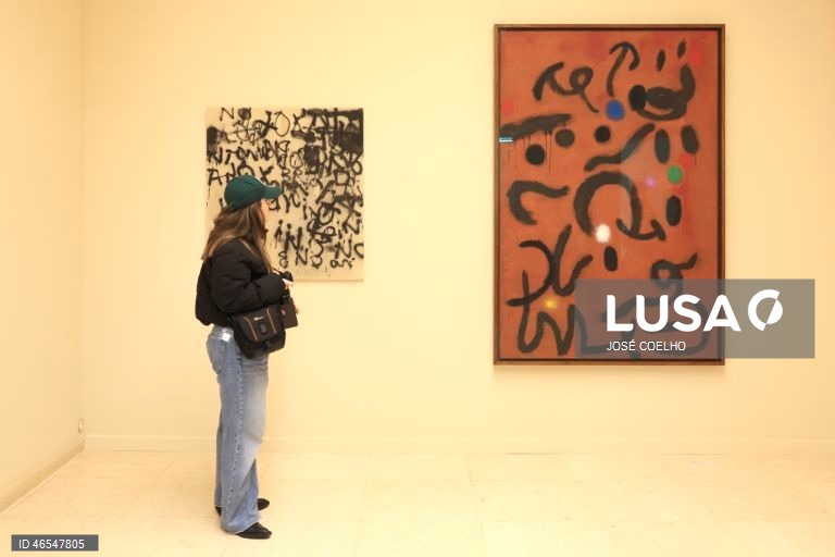 Visita de imprensa e inauguração da exposição "Afinidades Coletivas: Joan Miró e a Arte Contemporânea na Coleção do Museu de Serralves ", Museu de Serralves, Porto, 12 de fevereiro de 2026. Dividida em 09 capítulos, a exposição volta a mostrar a Coleção Miró depositada em Serralves, desta vez em diálogo com obras de Helena Almeida, Marcel Broodthaers, Pedro Calapez, Luisa Cunha, Ana Hatherly, Anselm Kiefer, Robert Morris, Julião Sarmento, Thomas Schütte ou Angelo de Sousa. JOSÉ COELHO/LUSA