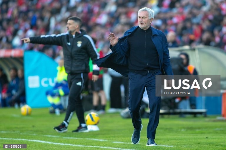 O Benfica foi vencer hoje aos Açores o Santa Clara por 2-1, no jogo que abriu a 22.ª jornada da I Liga de futebol, resultado que deixa os 'encarnados' mais próximos de FC Porto e Sporting.