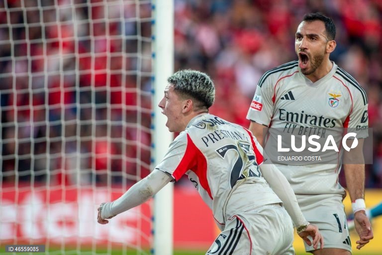 O Benfica foi vencer hoje aos Açores o Santa Clara por 2-1, no jogo que abriu a 22.ª jornada da I Liga de futebol, resultado que deixa os 'encarnados' mais próximos de FC Porto e Sporting.