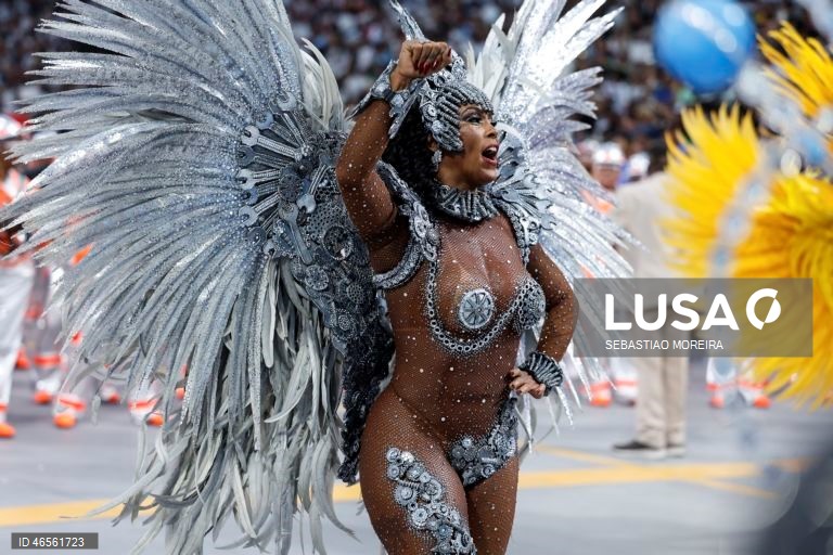 Membros da escola de samba Vai-Vai no primeiro dia dos desfiles da Série Especial no Sambódromo do Anhembí, em São Paulo, Brasil.