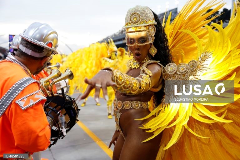 Membros da escola de samba Vai-Vai no primeiro dia dos desfiles da Série Especial no Sambódromo do Anhembí, em São Paulo, Brasil.