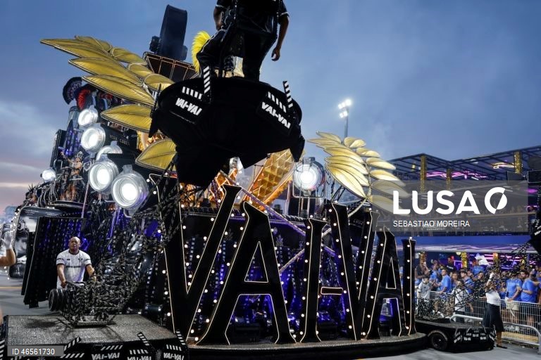 Membros da escola de samba Vai-Vai no primeiro dia dos desfiles da Série Especial no Sambódromo do Anhembí, em São Paulo, Brasil.