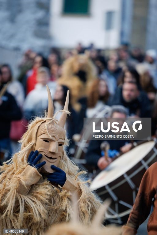 Foliões celebram o Carnaval na vila de Lazarim, Lamego, o entrudo mais genuíno de Portugal, com mascaras marcadas por expressões carrancudas ou demoníacas, acentuadas por orelhas bicudas, cornos afiados, pequenas barbichas, cobras ou sardões.