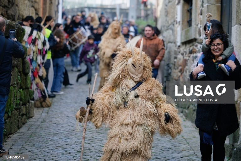 Foliões celebram o Carnaval na vila de Lazarim, Lamego, o entrudo mais genuíno de Portugal, com mascaras marcadas por expressões carrancudas ou demoníacas, acentuadas por orelhas bicudas, cornos afiados, pequenas barbichas, cobras ou sardões.