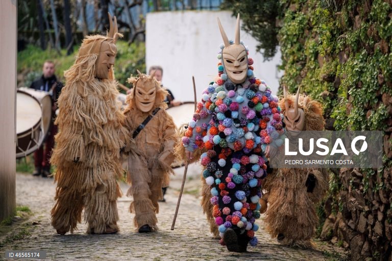 Foliões celebram o Carnaval na vila de Lazarim, Lamego, o entrudo mais genuíno de Portugal, com mascaras marcadas por expressões carrancudas ou demoníacas, acentuadas por orelhas bicudas, cornos afiados, pequenas barbichas, cobras ou sardões.