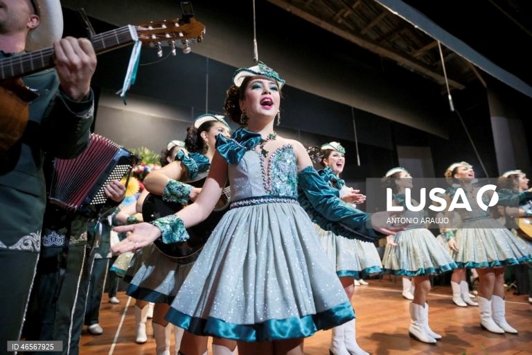 Danças e bailinhos de Carnaval na ilha Terceira, nos Açores, envolvem cerca de 1500 músicos e atores amadores, que atuam, de forma gratuita, durante quatro dias, em mais de três dezenas de salas por toda a ilha, Praia da Vitória, Terceira, Açores.