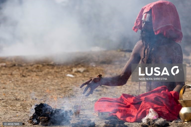 Festival Maha Shivaratri no Templo Pashupati em Katmandu, Nepal que é considerado um dos festivais mais auspiciosos para a comunidade hindu. Centenas de sadhus e peregrinos de todo o país e da vizinha Índia reúnem-se para celebrar o aniversário do deus Shiva, deus da criação e da destruição, oferecendo orações especiais e jejuando. A venda de maconha é ilegal no Nepal; no entanto, as autoridades ignoram a venda e o uso de maconha neste dia.