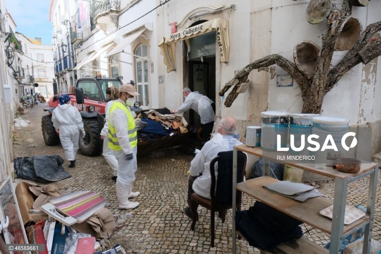 Voluntários, militares, escuteiros e moradores ajudam nas limpezas e recuperação da zona ribeirinha de Alcácer do Sal após a passagem da depressão Kristin pelo território português ter deixado um rasto de destruição, Setúbal. 