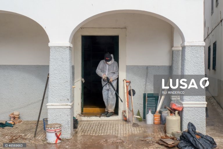 Voluntários, militares, escuteiros e moradores ajudam nas limpezas e recuperação da zona ribeirinha de Alcácer do Sal após a passagem da depressão Kristin pelo território português ter deixado um rasto de destruição, Setúbal. 