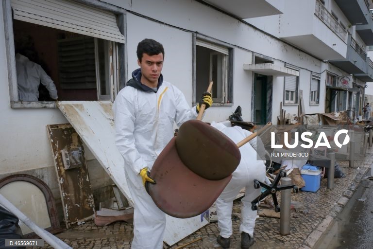 Voluntários, militares, escuteiros e moradores ajudam nas limpezas e recuperação da zona ribeirinha de Alcácer do Sal após a passagem da depressão Kristin pelo território português ter deixado um rasto de destruição, Setúbal. 