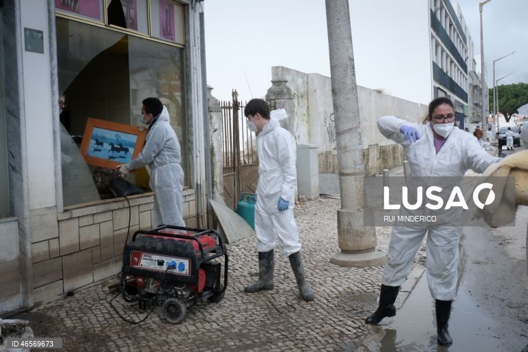 Voluntários, militares, escuteiros e moradores ajudam nas limpezas e recuperação da zona ribeirinha de Alcácer do Sal após a passagem da depressão Kristin pelo território português ter deixado um rasto de destruição, Setúbal. 