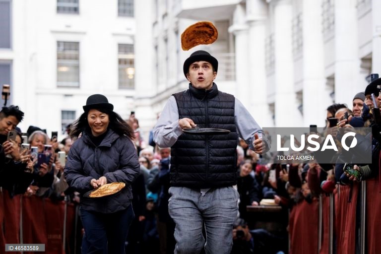 Reino Unido: Tradicional corrida do Dia da Panqueca em Londres
