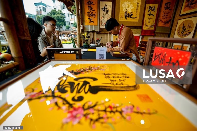 Vietname: Artistas pintam caligrafia durante o Tet, o tradicional Ano Novo Lunar vietnamita