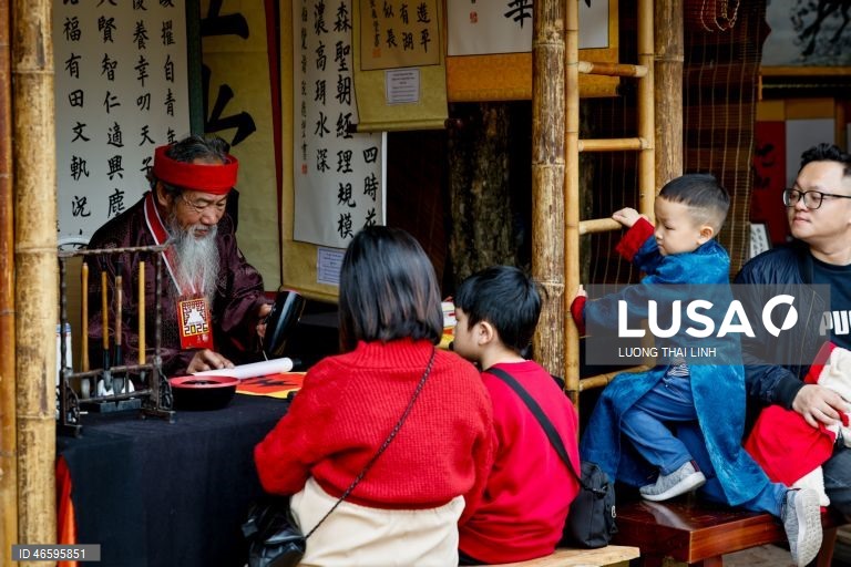 Vietname: Artistas pintam caligrafia durante o Tet, o tradicional Ano Novo Lunar vietnamita