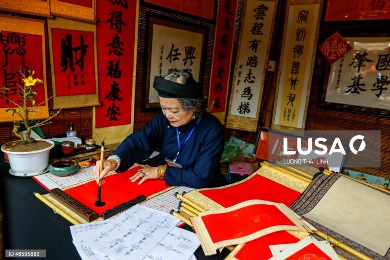 Vietname: Artistas pintam caligrafia durante o Tet, o tradicional Ano Novo Lunar vietnamita