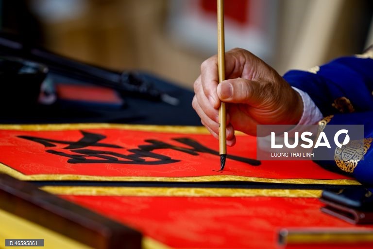 Vietname: Artistas pintam caligrafia durante o Tet, o tradicional Ano Novo Lunar vietnamita