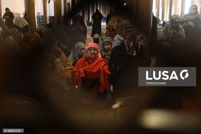 Os muçulmanos em todo o mundo observam o mês sagrado do Ramadão rezando à noite e abstendo-se de comer e beber entre o nascer e o pôr do sol