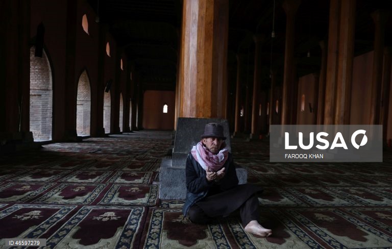 Os muçulmanos em todo o mundo observam o mês sagrado do Ramadão rezando à noite e abstendo-se de comer e beber entre o nascer e o pôr do sol