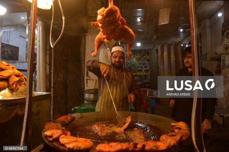 Os muçulmanos em todo o mundo observam o mês sagrado do Ramadão rezando à noite e abstendo-se de comer e beber entre o nascer e o pôr do sol