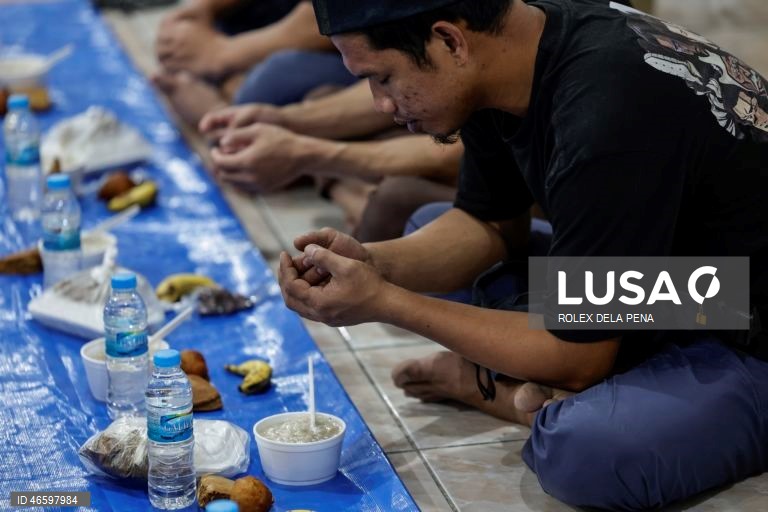 Os muçulmanos em todo o mundo observam o mês sagrado do Ramadão rezando à noite e abstendo-se de comer e beber entre o nascer e o pôr do sol