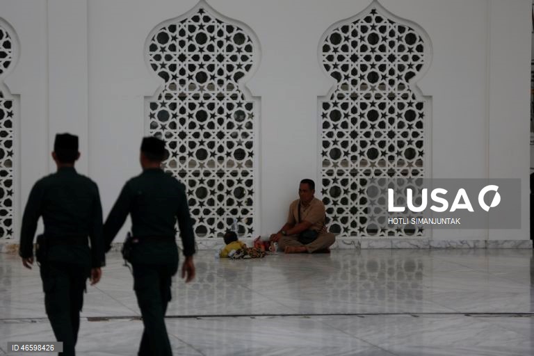 Os muçulmanos em todo o mundo observam o mês sagrado do Ramadão rezando à noite e abstendo-se de comer e beber entre o nascer e o pôr do sol