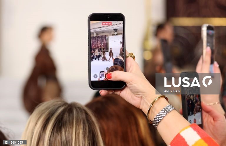 Reino Unido: Desfile de Paul Costelloe na Semana de Moda de Londres