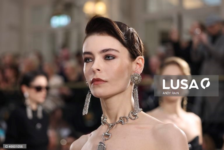 Reino Unido: Desfile de Paul Costelloe na Semana de Moda de Londres