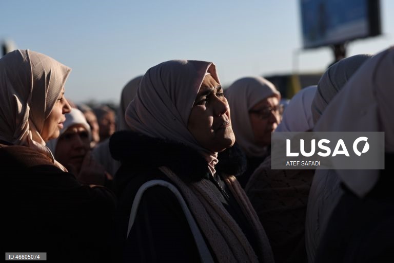 Palestina: Fiéis palestinianos aguardam para atravessar o posto de controlo israelita para participar nas primeiras orações de sexta-feira do Ramadão em Jerusalém