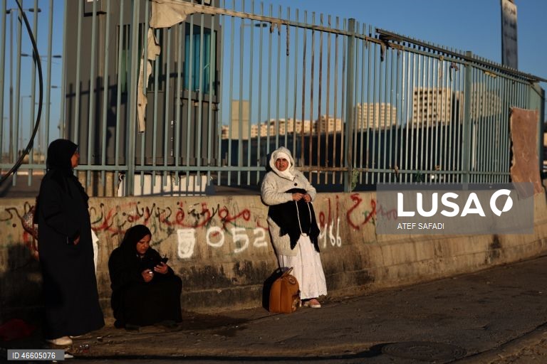Palestina: Fiéis palestinianos aguardam para atravessar o posto de controlo israelita para participar nas primeiras orações de sexta-feira do Ramadão em Jerusalém