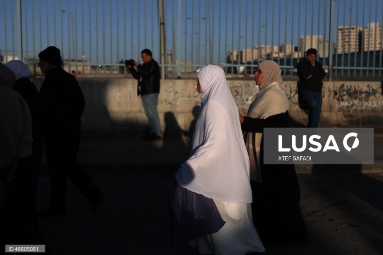 Palestina: Fiéis palestinianos aguardam para atravessar o posto de controlo israelita para participar nas primeiras orações de sexta-feira do Ramadão em Jerusalém
