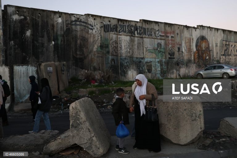 Palestina: Fiéis palestinianos aguardam para atravessar o posto de controlo israelita para participar nas primeiras orações de sexta-feira do Ramadão em Jerusalém