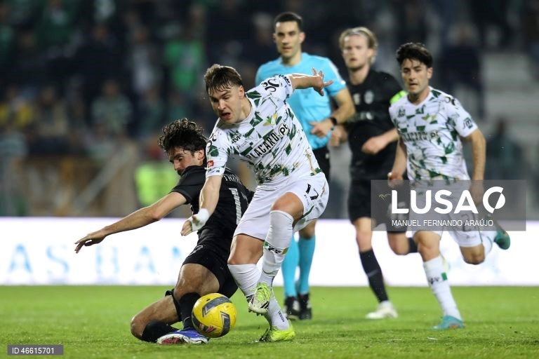 O Sporting ficou hoje provisoriamente a um ponto do líder FC Porto, ao vencer no terreno do Moreirense, por 3-0, em jogo da 23.ª jornada da I Liga portuguesa de futebol.