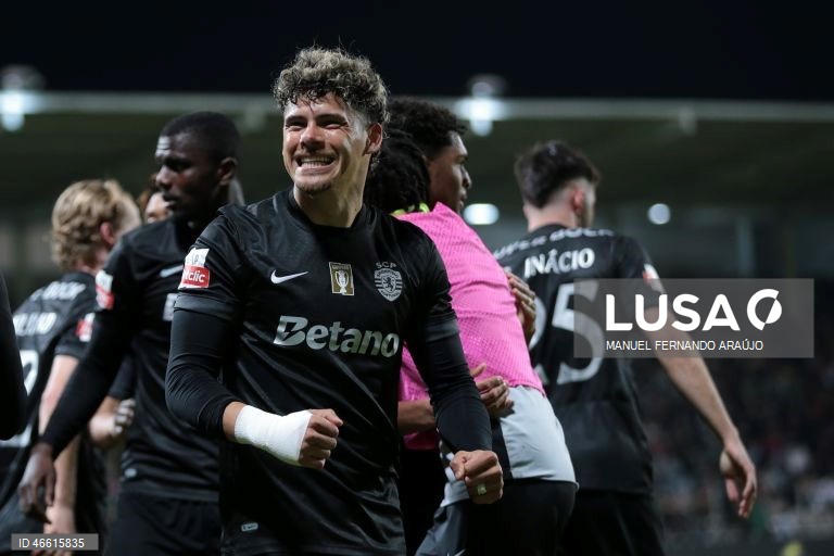 O Sporting ficou hoje provisoriamente a um ponto do líder FC Porto, ao vencer no terreno do Moreirense, por 3-0, em jogo da 23.ª jornada da I Liga portuguesa de futebol.