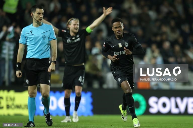 O Sporting ficou hoje provisoriamente a um ponto do líder FC Porto, ao vencer no terreno do Moreirense, por 3-0, em jogo da 23.ª jornada da I Liga portuguesa de futebol.
