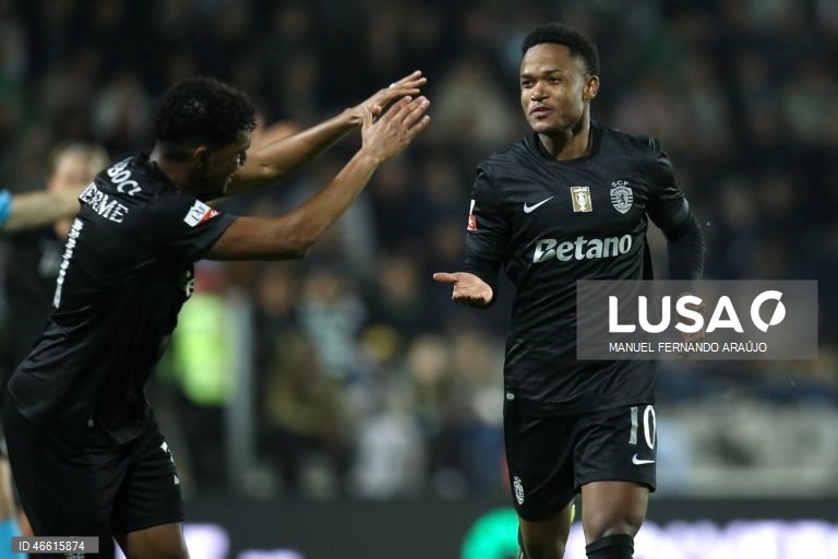 O Sporting ficou hoje provisoriamente a um ponto do líder FC Porto, ao vencer no terreno do Moreirense, por 3-0, em jogo da 23.ª jornada da I Liga portuguesa de futebol.
