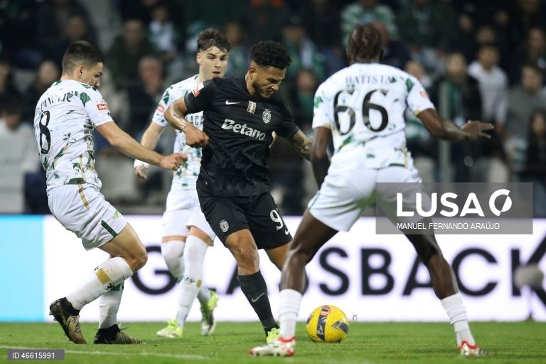 O Sporting ficou hoje provisoriamente a um ponto do líder FC Porto, ao vencer no terreno do Moreirense, por 3-0, em jogo da 23.ª jornada da I Liga portuguesa de futebol.