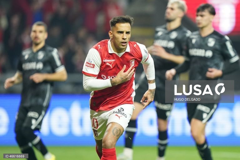 O jogador do Sporting de Braga Rodrigo Zalazar, festeja após marcar um golo contra o Vitória de Guimarães durante o jogo da I Liga de futebol, realizado no Estádio Municipal de Braga, 21 de fevereiro de 2026. HUGO DELGADO/LUSA 