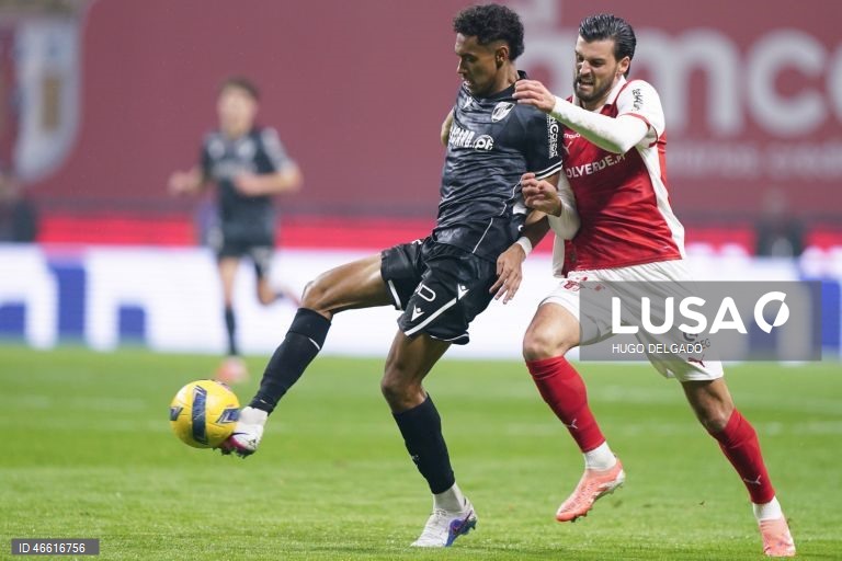 O jogador do Sporting de Braga Florian Grillitsch (D), em ação contra o jogador do Vitória de Guimarães Thiago Balieiro, durante o jogo da I Liga de futebol, realizado no Estádio Municipal de Braga, 21 de fevereiro de 2026. HUGO DELGADO/LUSA 
