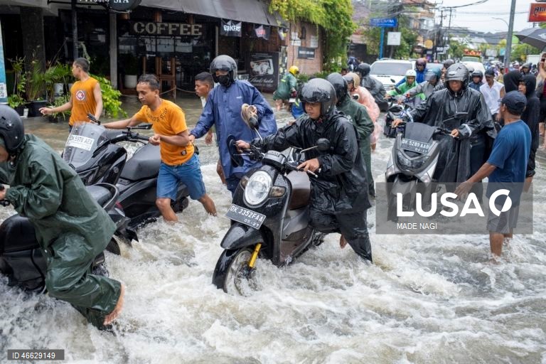 Indonésia: Chuvas fortes causam inundações em Bali