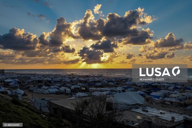 Palestina: Famílias deslocadas na cidade de Gaza quebram o jejum ao pôr do sol durante o Ramadão