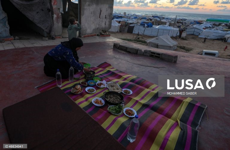 Palestina: Famílias deslocadas na cidade de Gaza quebram o jejum ao pôr do sol durante o Ramadão